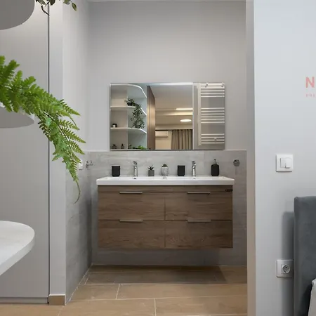 Paradis, Nilie Hospitality Mgmt * Salonic